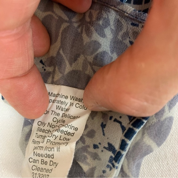 CAbi Womens V-Neck Pullover Blouse Flowers & Grid White Grey Blue Top - Picture 7 of 8